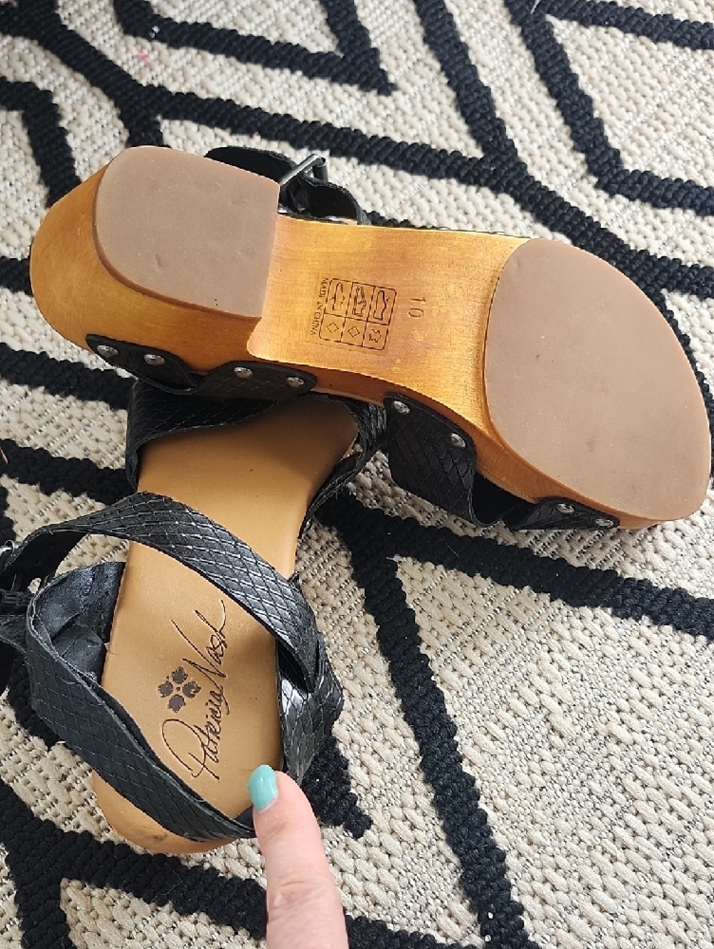 Patricia Nash Black Leather Ankle Strap Women's Wedge Sandal 10 - Picture 3 of 6